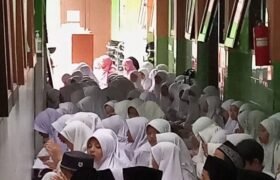PARA SISWA MENGIKUTI KEGIATAN RUTIN DOA BERSAMA