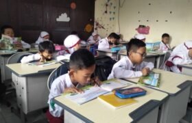 PARA SISWA SEDANG BELAJAR DI KELAS