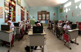 PARA SISWA SEDANG MELAKSANAKAN UJIAN