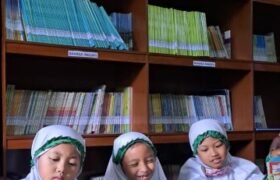 PARA SISWA SEDANG MEMBACA BUKU DI PERPUSTAKAAN