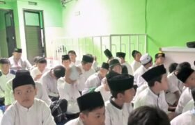 PARA SISWA SEDANG MENGIKUTI ISTIGHOTSAH RUTIN