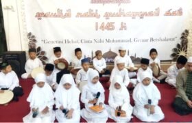 PARA SISWA SEDANG TAMPIL DALAM ESKUL BANJARI
