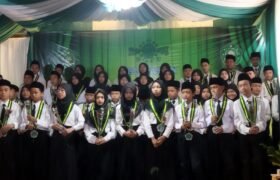 PENAMPILAN SISWA DALAM WISUDA DG MENGHAFAL JUZ 30